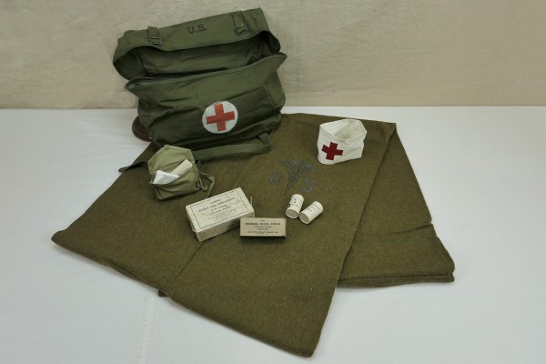 US Medic Pack Field Cargo M-1945 Bag + Wool virgin Blanket Aesculab Blanket Red Cross