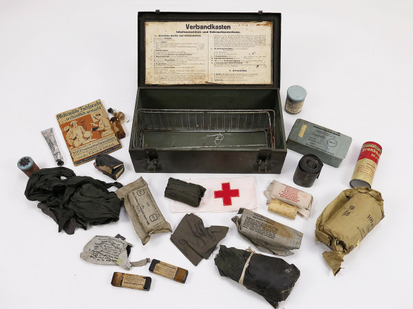 Wehrmacht Original KFZ Red Cross first aid kit First aid kit with first aid kit Burn compress