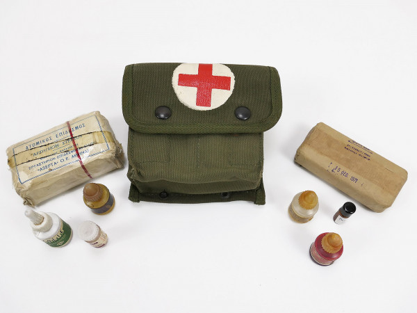 US Army WW2 Jungle First Aid Kit Pouch 1945 - First aid bag with contents !!!